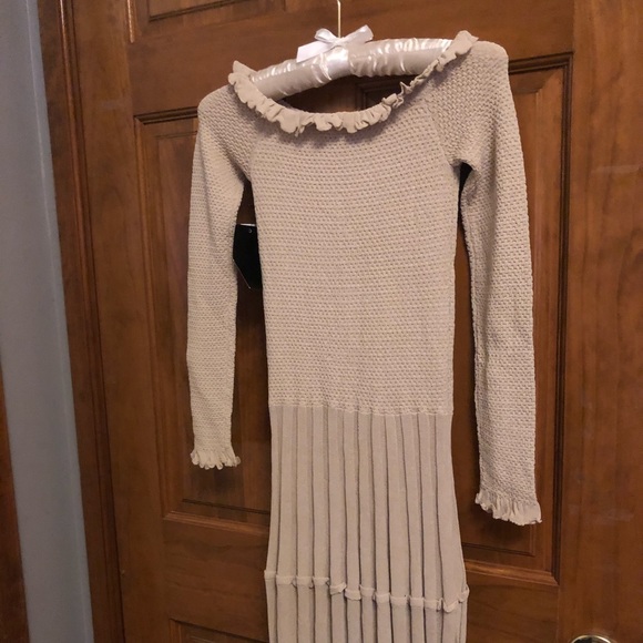 Alisha off-the-shoulder pleated knitted midi dress - Picture 4 of 6